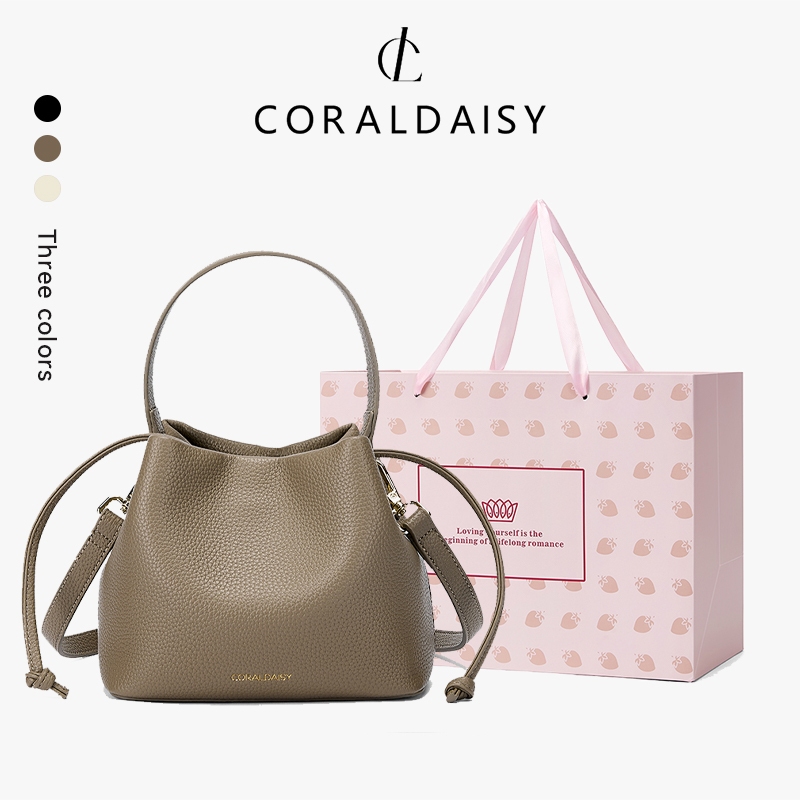 CORALDAISY 2025 แบบใหม่ กระเป๋าสะพายข้างทรงถัง กระเป๋าถือสายยาวสะพายไหล่ กระเป๋าสะพายข้างมีเชือก