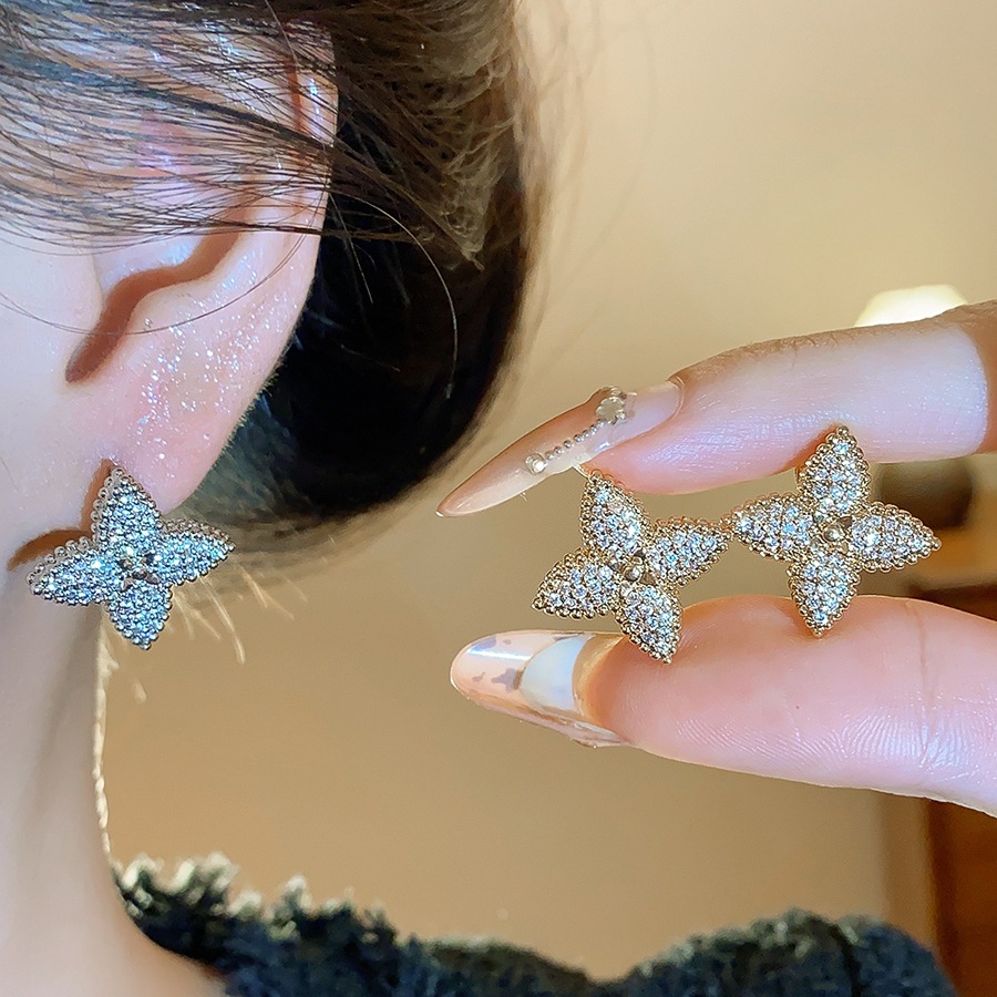 ต่างหูสตั๊ดผีเสื้อ Rhinestone สีทูโทน (เงิน/ทอง) เพื่อสไตล์แฟชั่นทุกวัน
