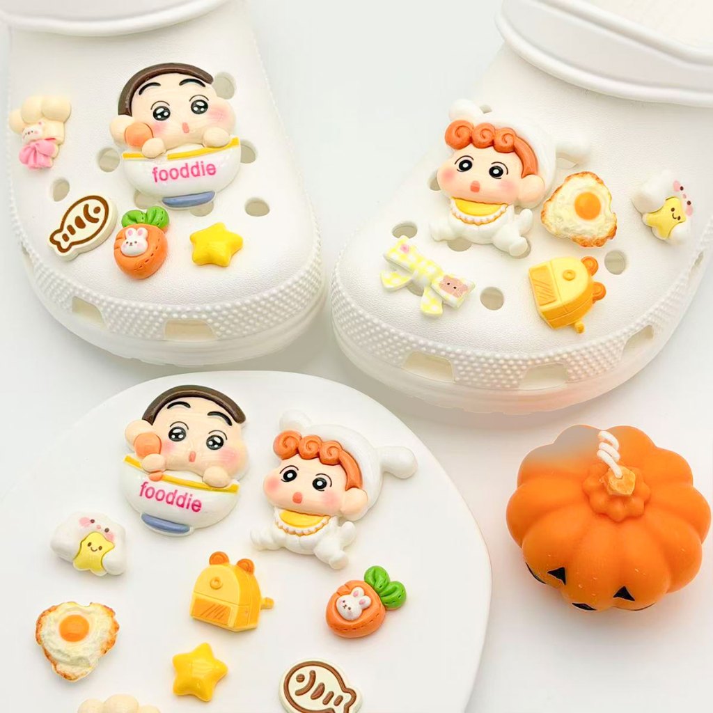 รองเท้าแตะการ์ตูนสดใส ดีไซน์น่ารักพร้อมปุ่มตกแต่ง สไตล์แฟชั่น DIY