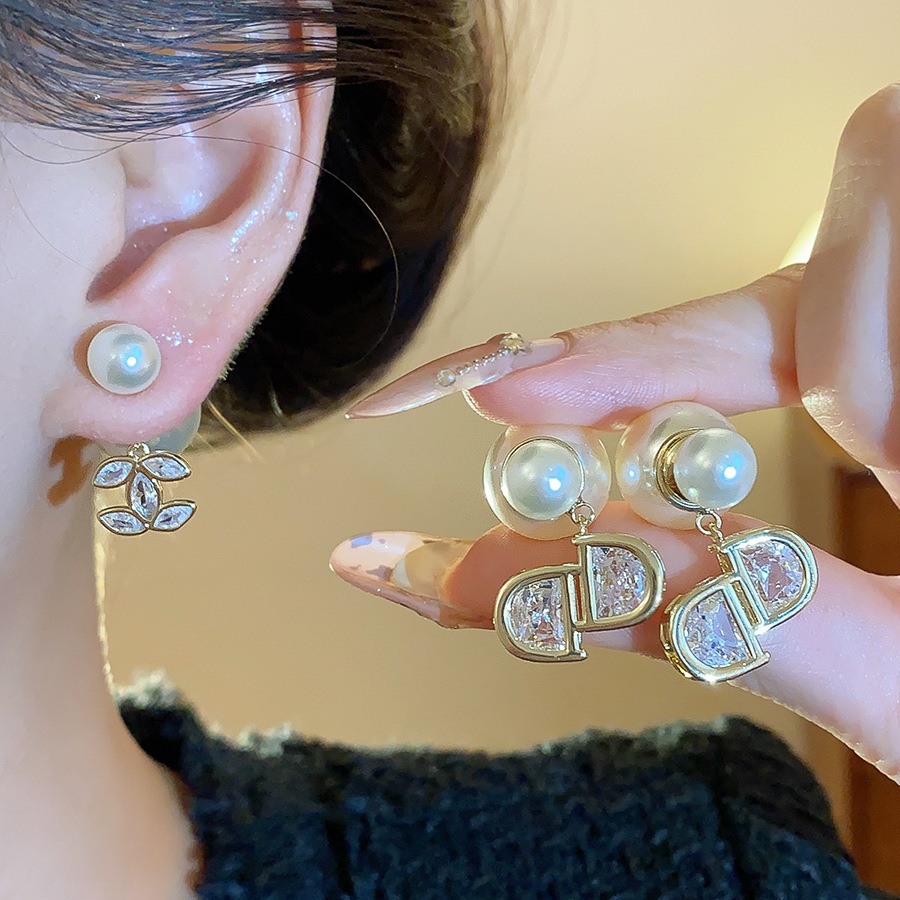 [JewBeauty] ต่างหูดรอปแบบตัวอักษรไข่มุกและคริสตัล ทำจากโลหะสีทอง หรูหราสำหรับทุกวัน