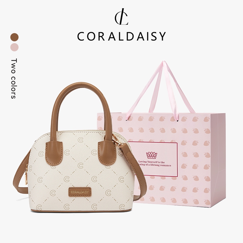 CORALDAISY 2025 รูปแบบใหม่ กระเป๋าสะพายข้างหนังเรียบหรู จับคู่สีน่ารัก กระเป๋าสะ