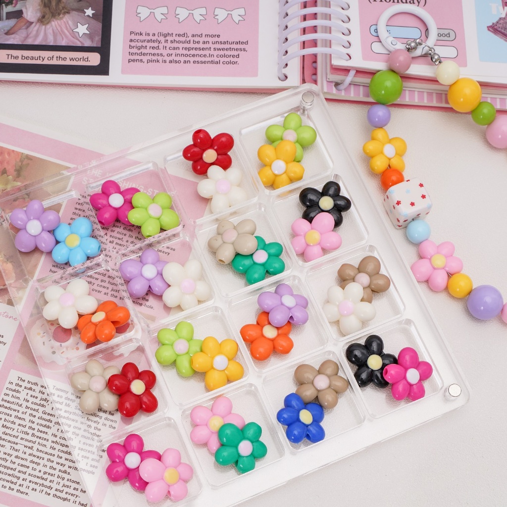 สร้อยข้อมือดอกไม้สามมิติห้ากลีบ แบบ DIY โดยใช้วัสดุเมล็ดข้าวและแขวนบนโซ่