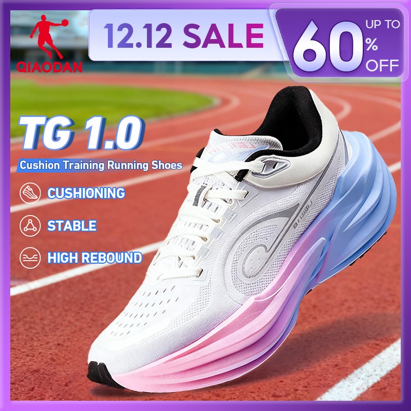 Qiaodan TG 1.0 รองเท้าวิ่งผู้ชาย เท้ากว้าง พื้นหนา สำหรับฝึกอบรม เด้งดี ระบายอากาศ สบาย QDB023253285