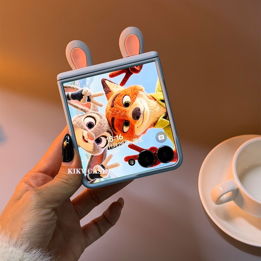เคสโทรศัพท์สุดน่ารักสำหรับ Samsung Z Flip 5, Z Flip 6, Z Flip 7, Z Flip 7 FE พร้อมสายคล้อง, แม่เหล็กตรงกลาง และหูกระต่ายและจิ้งจอกสุดน่ารัก