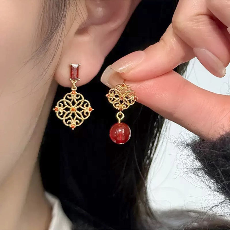 ต่างหูกลวงลูกไม้สีแดง สไตล์จีนใหม่