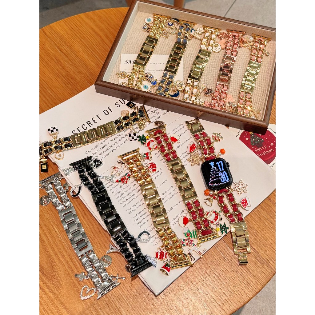 สายโลหะหรูหราสไตล์ Chanel สําหรับ Redmi Watch 6/5/4, Redmi Watch 5 Active/Lite, Xiaomi Band 9 Pro/8 Pro รองรับเปลี่ยนสไตล์ผู้หญิง พร้อมจี้ฤดูใบไม้ร่วง-ฤดูหนาว [สไตล์ร้อน]
