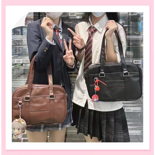 [พร้อมที่จะจัดส่ง] Se.W Women Bag Men Bag กระเป๋าไหล่ PU กันน้ำความจุขนาดใหญ่สำหรับการเดินทาง JK สไตล์ญี่ปุ่นที่มีอินเตอร์เฟซหูฟัง