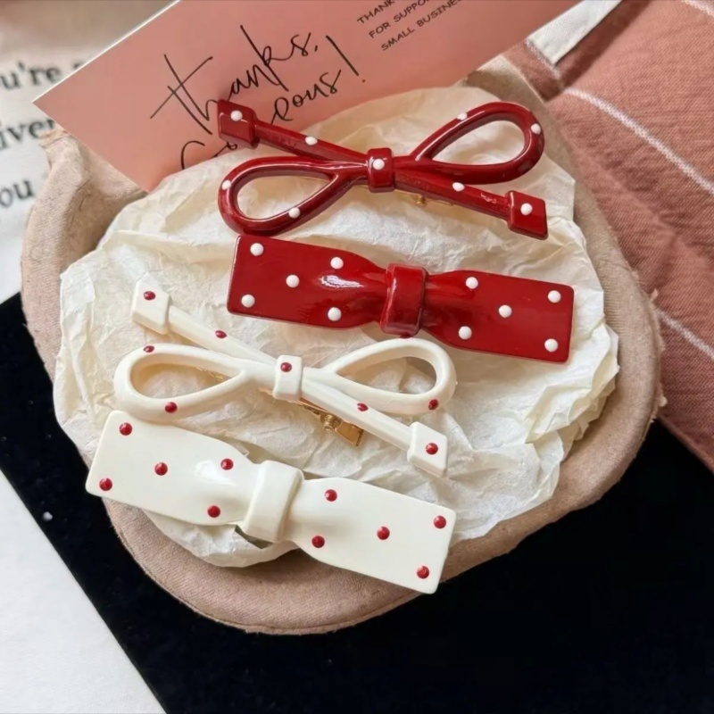 โบโบ้ครีมลายจุด มีกิ๊บน่ารักและหัวใจคลิป พร้อมโบว์เรียบ