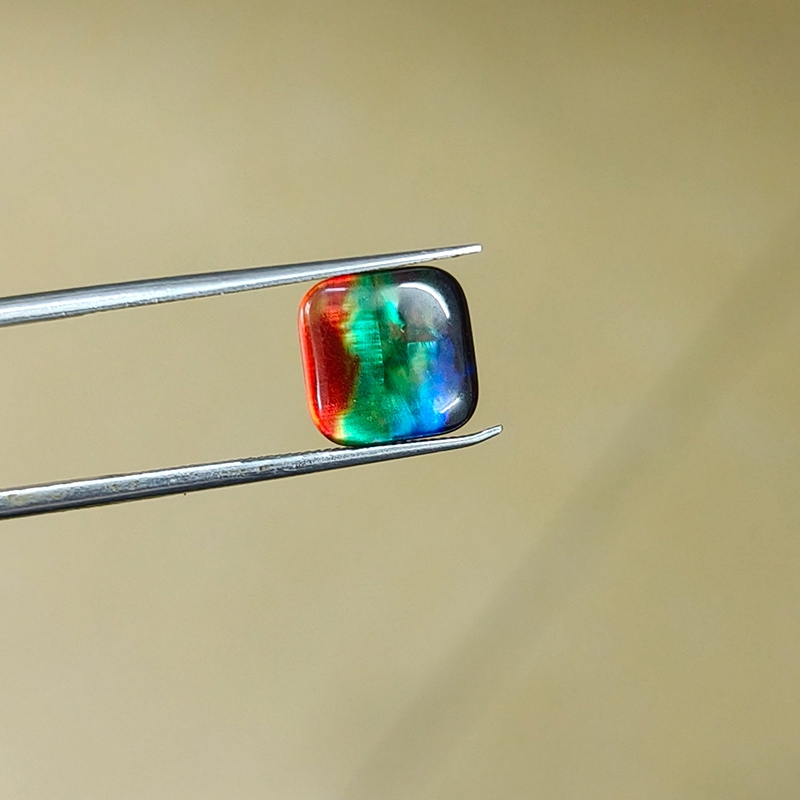 ราคาสังเคราะห์ Ammolite Precious Stone สีสัน Sqaure Cabochon Stones Ammolite สําหรับเครื่องประดับ