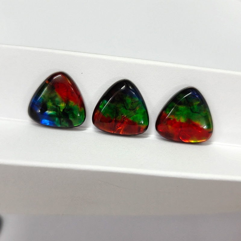 ราคาสังเคราะห์ Ammolite Precious Stone สีสัน Trillion Cabochon Stones Ammolite