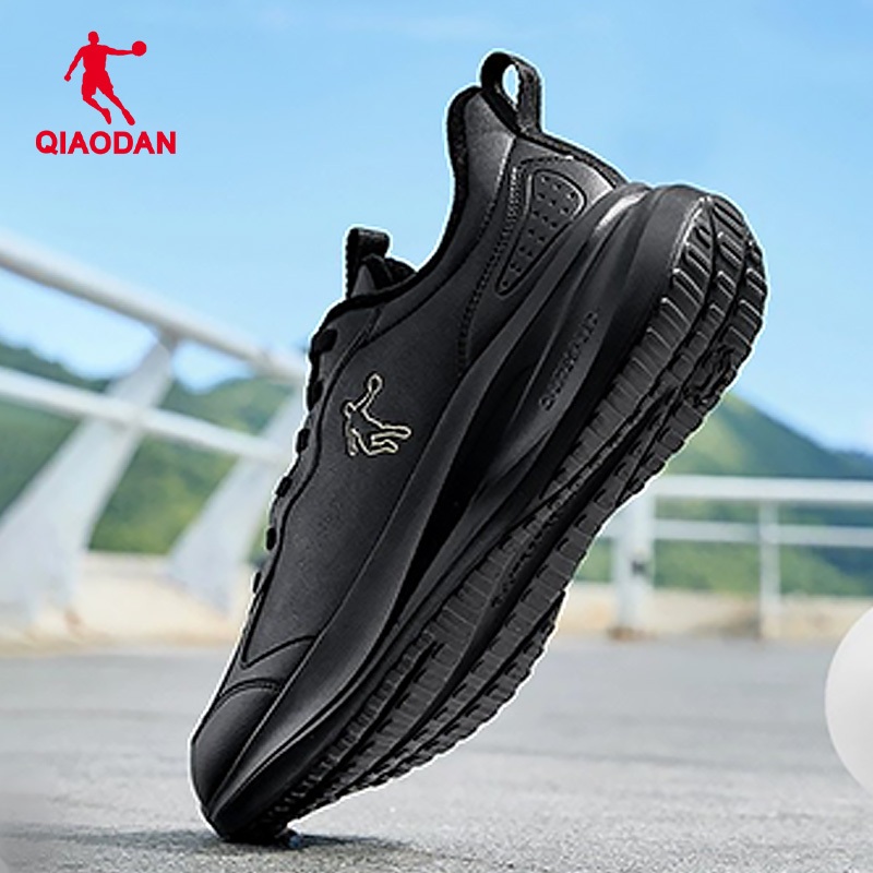 Qiaodan รองเท้าวิ่งผู้ชายฤดูหนาวหนังกันน้ํา Warm Cushioned น้ําหนักเบา QXG023254224บี