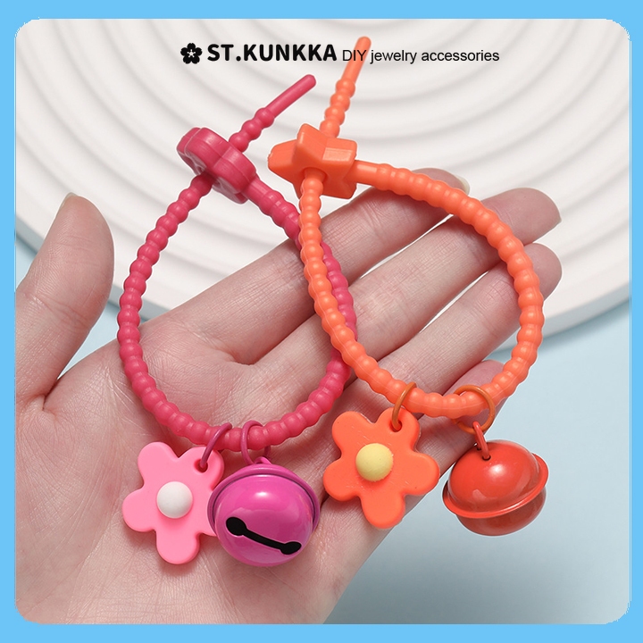 St.kunkka จี้กระดิ่ง รูปดอกไม้ เชือกผูกซิลิโคนสีสันสดใส กาวนุ่ม พวงกุญแจซิลิกาเจล สําหรับตกแต่งกระเป๋าเป้สะพายหลั