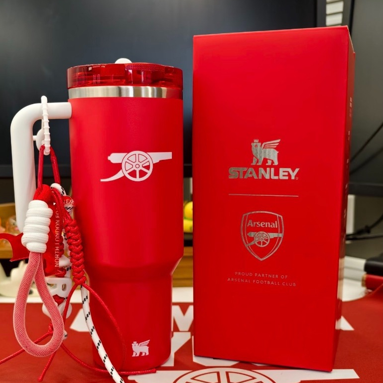 STANLEY X Arsenal Co-Branded Thermos Cup ถ้วยฟางพลิกความจุขนาดใหญ่สีแดง 1.18L