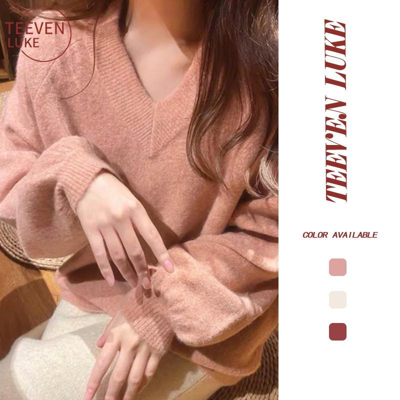 【TEEVEN LUKE】เสื้อไหมพรมคอวีสีชมพู สไตล์อ่อนโยนและเป็นธรรมชาติ เสื้อไหมพรมอเวอร์ไซส์ เพิ่มความสบาย คอวีช่วยให้ไหล่และลำคอดูนุ่มนวล แขนแบบโคมไฟและเย็บขอบแขนเพิ่มความทันสมัย เนื้อผ้านุ่มฟู อบอุ่น ไม่หนัก เหมาะกับกางเกงยีนส์หรือกระโปรงครึ่งตัว เป็นเสื้อเดี่ย