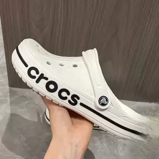 [จัดส่งภายใน 24-48 ชั่วโมง] Cro ฤดูร้อนสไตล์ใหม่สําหรับผู้ชายและผู้หญิงรองเท้าสบายๆด้านล่างแบนกันน้ําและไม่ลื่นเหมาะสําหรับชายหาดช้อปปิ้งและบ้านหลายสี