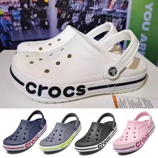 [จัดส่งภายใน 24-48 ชั่วโมง] Cro ฤดูร้อนสไตล์ใหม่สําหรับผู้ชายและผู้หญิงรองเท้าสบายๆด้านล่างแบนกันน้ําและไม่ลื่นเหมาะสําหรับชายหาดช้อปปิ้งและบ้านหลายสี