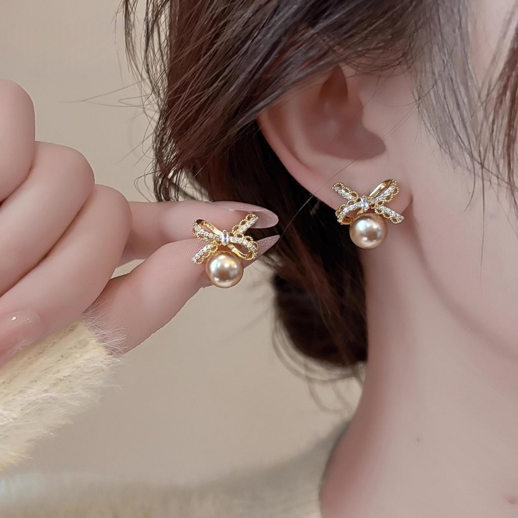 ✨Susan Elegant Bow Pearl ต่างหู 2025 สไตล์ใหม่ร้อนขายต่างหูผู้หญิง Niche Design High-End ฤดูใบไม้ร่วงฤดูหนาวต่างหู