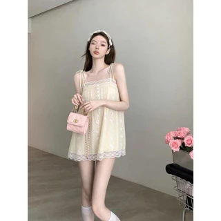 Fariy🍒คลังสินค้าพร้อม🍒 เสื้อสายเดี่ยวแขนกุดผ้าลูกไม้สไตล์ฝรั่งเศสสำหรับผู้หญิง ดีไซน์ฤดูร้อน เสื้อเชิ้ตผ้าลินิน สีขาวบริสุทธิ์และเย้ายวนใจแบบผูกเชือก