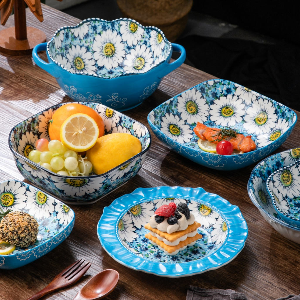 HongDian ชุดภาชนะเซรามิกลายดอกเดซี่สีน้ำเงิน ผลิตจากporcelain และceramic plate bowl ทนความร้อนสูง ใช้กับไมโครเวฟ เตาอบ เครื่องล้างจาน และตู้ฆ่าเชื้อได้ ปลอดภัยไม่เป็นพิษ ปราศจากสารตะกั่วและแคดเมียม สีไม่ซีดไม่ลอก เหมาะสำหรับใช้ในบ้านหรือร้านอาหาร