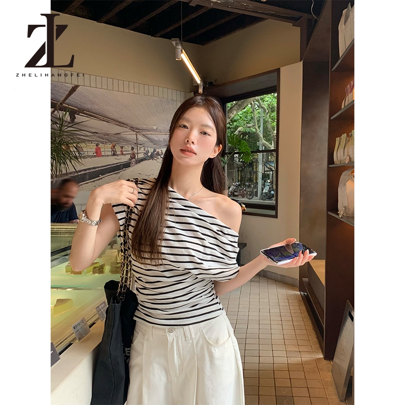 ZHELIHANGFEI เสื้อยืดแขนสั้นไหล่เฉียงสำหรับผู้หญิงเสื้อลายทางไหล่เปลือยไม่ซ้ำใครและสง่างามฤดูร้อน