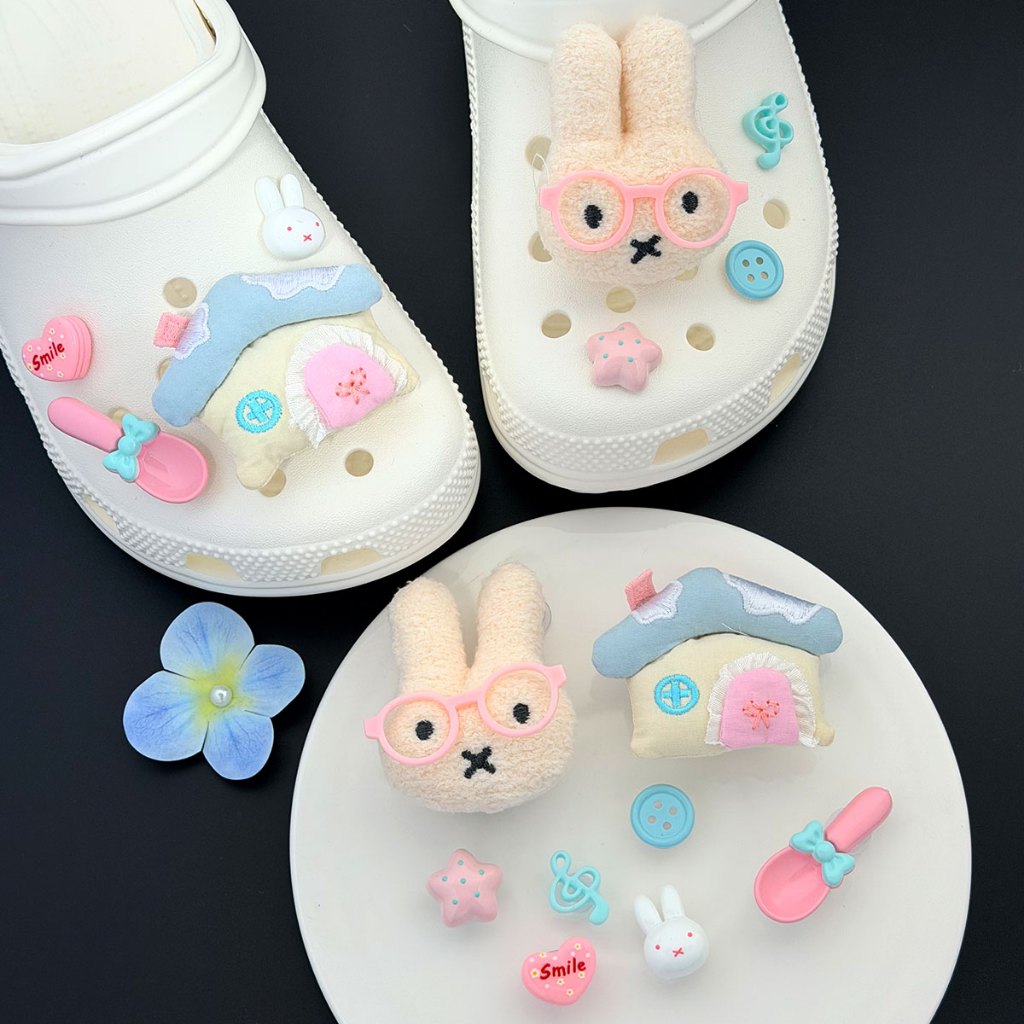 รองเท้า Charms Clog ดีไซน์ปุ่มตกแต่งน่ารักสไตล์การ์ตูน สวมใส่ได้หลายโอกาส ราคา ถูกที่สุด ดีลบีเคเค แกลเลอรีภาพที่ 4