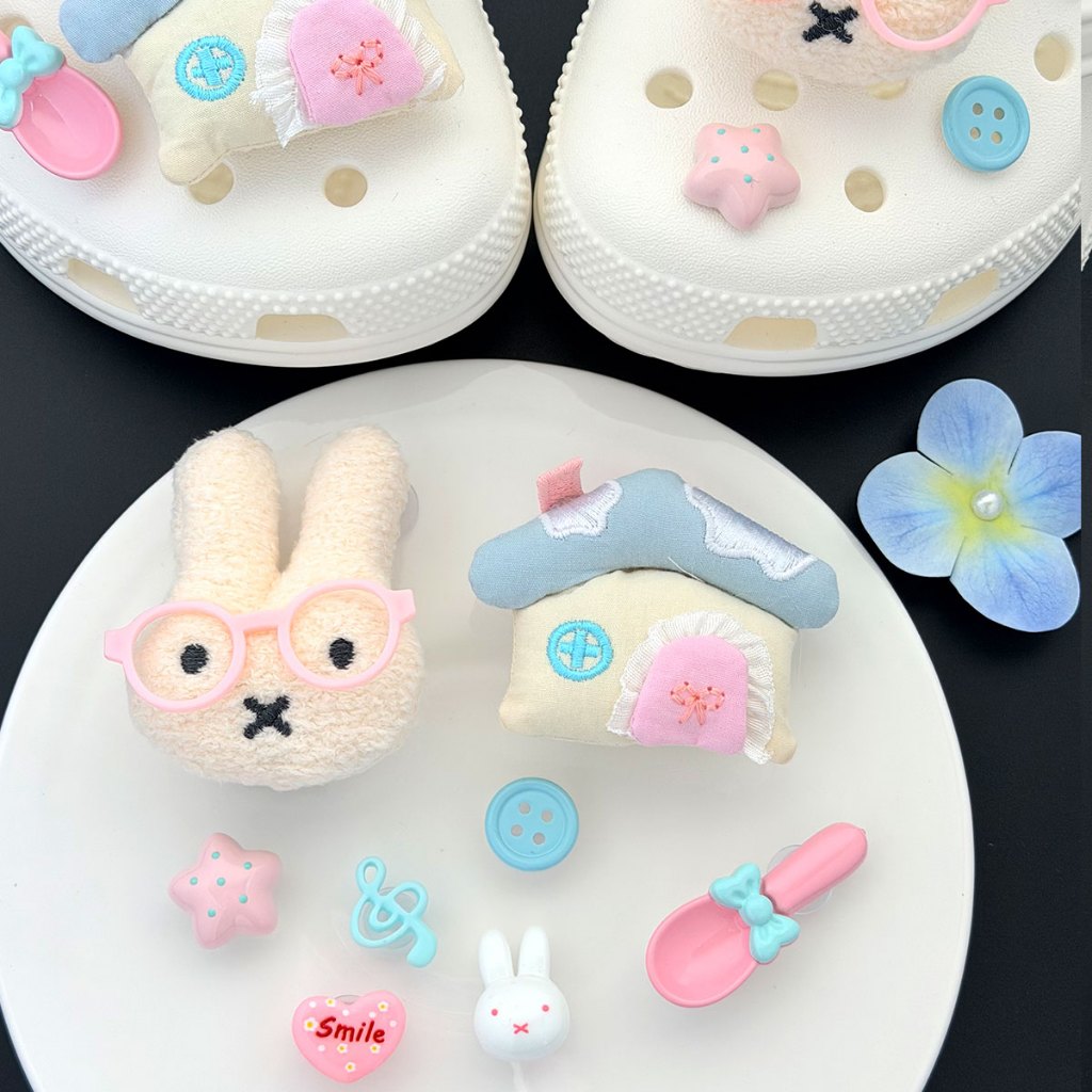 รองเท้า Charms Clog ดีไซน์ปุ่มตกแต่งน่ารักสไตล์การ์ตูน สวมใส่ได้หลายโอกาส ราคา ถูกที่สุด ดีลบีเคเค รูปภาพหลัก