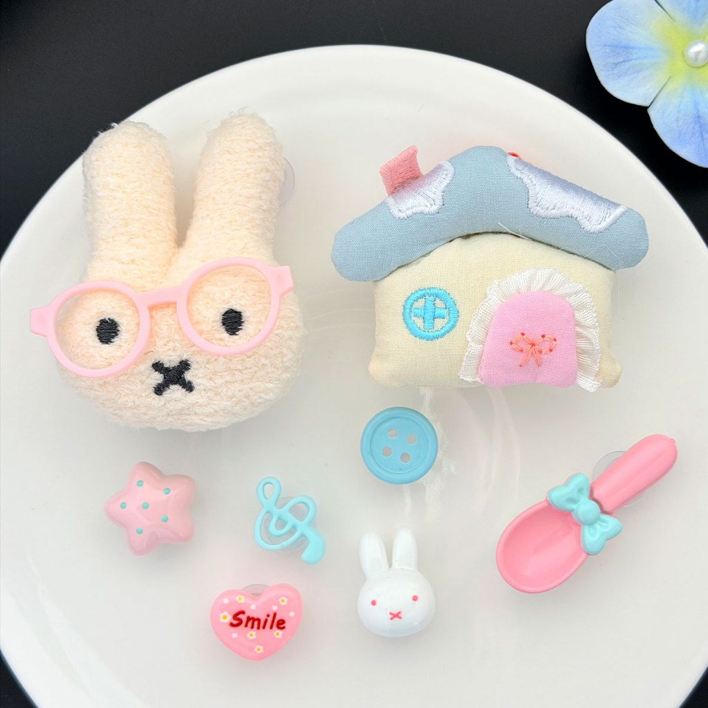 รองเท้า Charms Clog ดีไซน์ปุ่มตกแต่งน่ารักสไตล์การ์ตูน สวมใส่ได้หลายโอกาส ราคา ถูกที่สุด ดีลบีเคเค แกลเลอรีภาพที่ 2