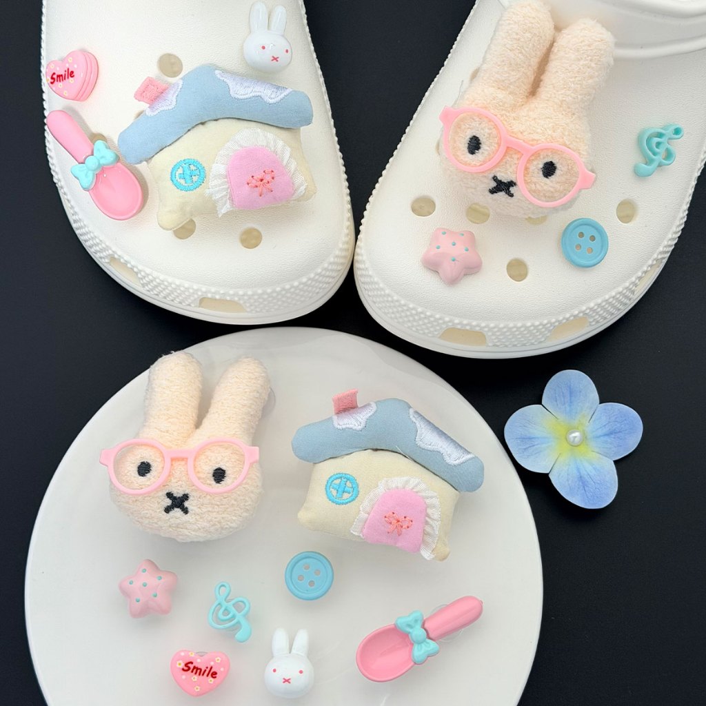 รองเท้า Charms Clog ดีไซน์ปุ่มตกแต่งน่ารักสไตล์การ์ตูน สวมใส่ได้หลายโอกาส ราคา ถูกที่สุด ดีลบีเคเค แกลเลอรีภาพที่ 3