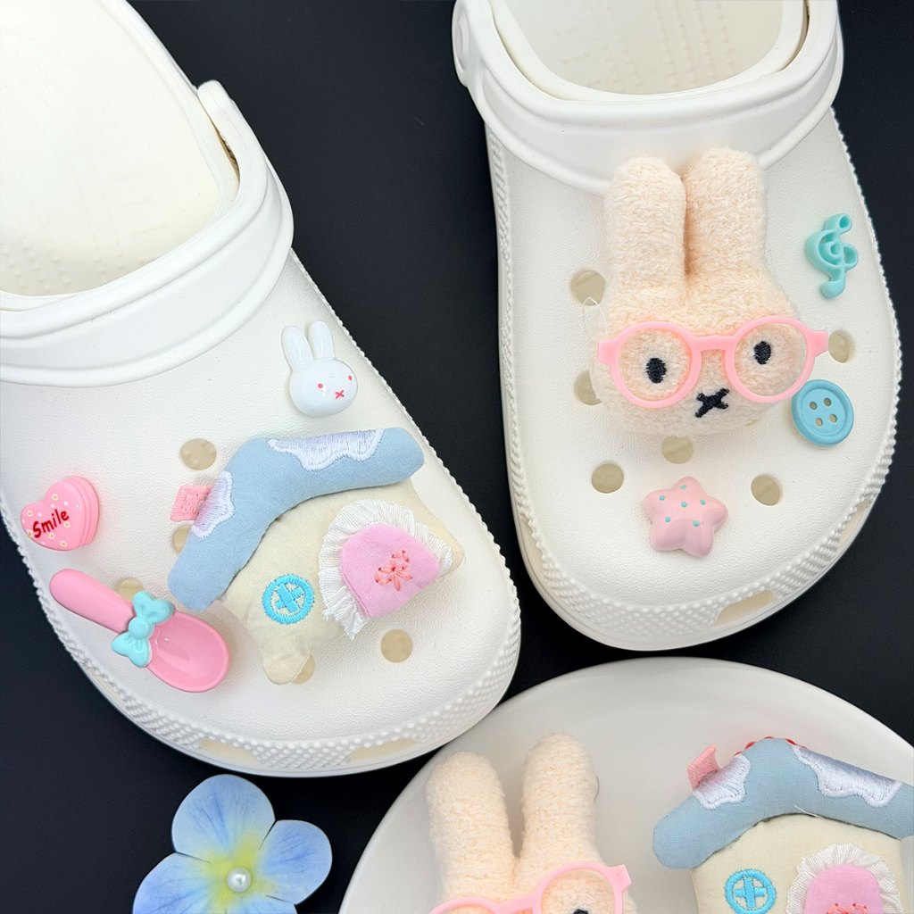 รองเท้า Charms Clog ดีไซน์ปุ่มตกแต่งน่ารักสไตล์การ์ตูน สวมใส่ได้หลายโอกาส ราคา ถูกที่สุด ดีลบีเคเค แกลเลอรีภาพที่ 5