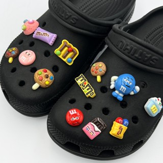 รองเท้า Charms Clog พร้อมปุ่มตกแต่ง สไตล์การ์ตูนสีสันสดใส สำ…