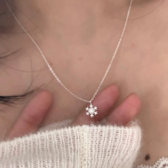 จี้สร้อยคอนำสมัยสำหรับผู้หญิง ดีไซน์ Snowflake ไม่ซีดจาง พร้อมเสื้อกันหนาวคุณภาพสูง