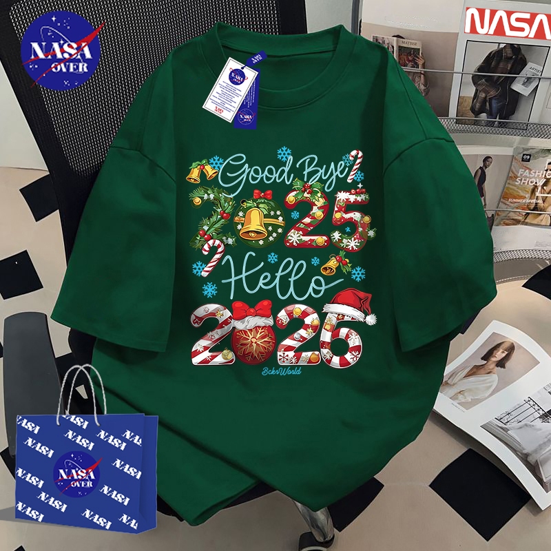 【จัดส่งจากกรุงเทพฯ】 NASA New Year แบบพิเศษ Goodbye 2025   Hello 2026  ฤดูร้อน oversize แขนสั้น ยูนิเซ็กส์ ลำลอง เสื้อYG2825