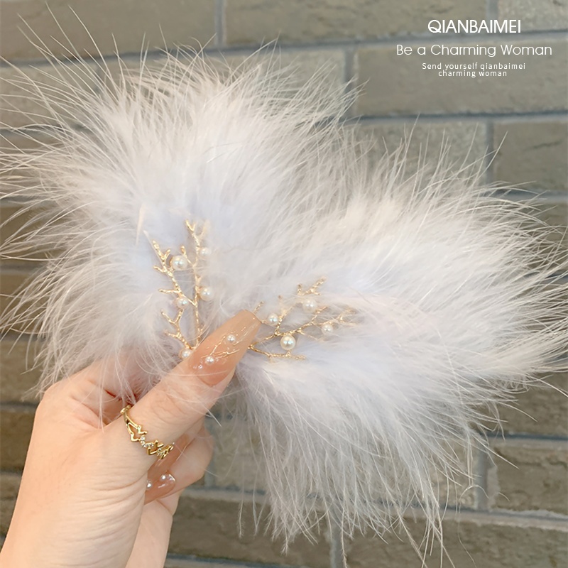 กิ๊บคลิปด้านข้างแบบขนนกสีขาว สำหรับคนชอบสไตล์นางฟ้า เสริมความงามให้ทรงผม