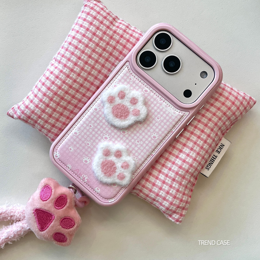 3D Cat Paw พิมพ์หนังสีชมพูกันกระแทกเคสโทรศัพท์สําหรับ iPhone 13 14 15 promax 16 17 Pro Max ปกหลังสร้อยข้อมือ