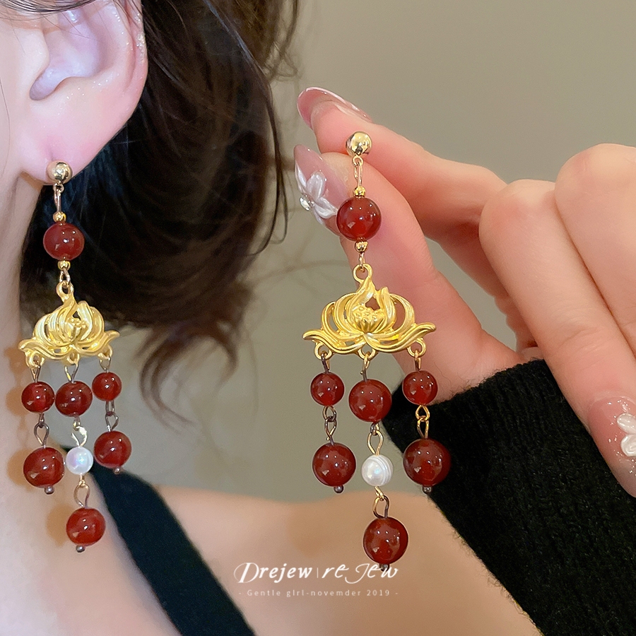 DREW Elegant Red Agate Lotus Dangle ต่างหูประณีตแกะสลักไข่มุกนุ่มรายละเอียดบรรยากาศอ่อนโยนสําหรับงานปาร์ตี้และเครื่องประดับทุกวัน