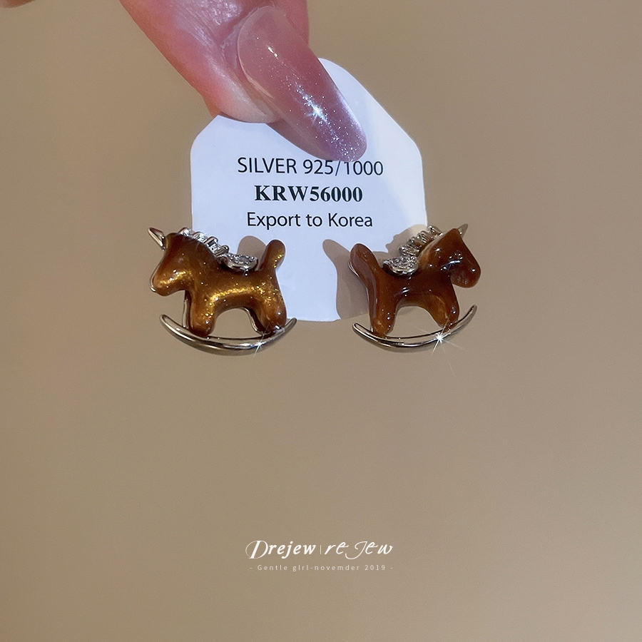 ต่างหูแบบม้าโพนี่ เข็มเงินลายเพทายน้ำ.RESIN ออกแบบสไตล์จดหมาย ย้อนยุค ต่างหูพรีเมียมสำหรับผู้หญิง — صورة 3