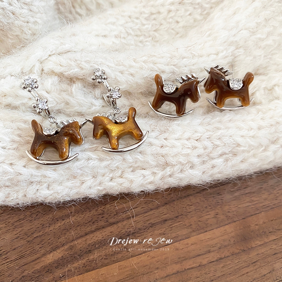 ต่างหูแบบม้าโพนี่ เข็มเงินลายเพทายน้ำ.RESIN ออกแบบสไตล์จดหมาย ย้อนยุค ต่างหูพรีเมียมสำหรับผู้หญิง — صورة 8