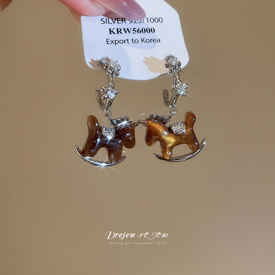 ต่างหูแบบม้าโพนี่ เข็มเงินลายเพทายน้ำ.RESIN ออกแบบสไตล์จดหมาย ย้อนยุค ต่างหูพรีเมียมสำหรับผู้หญิง — صورة 5