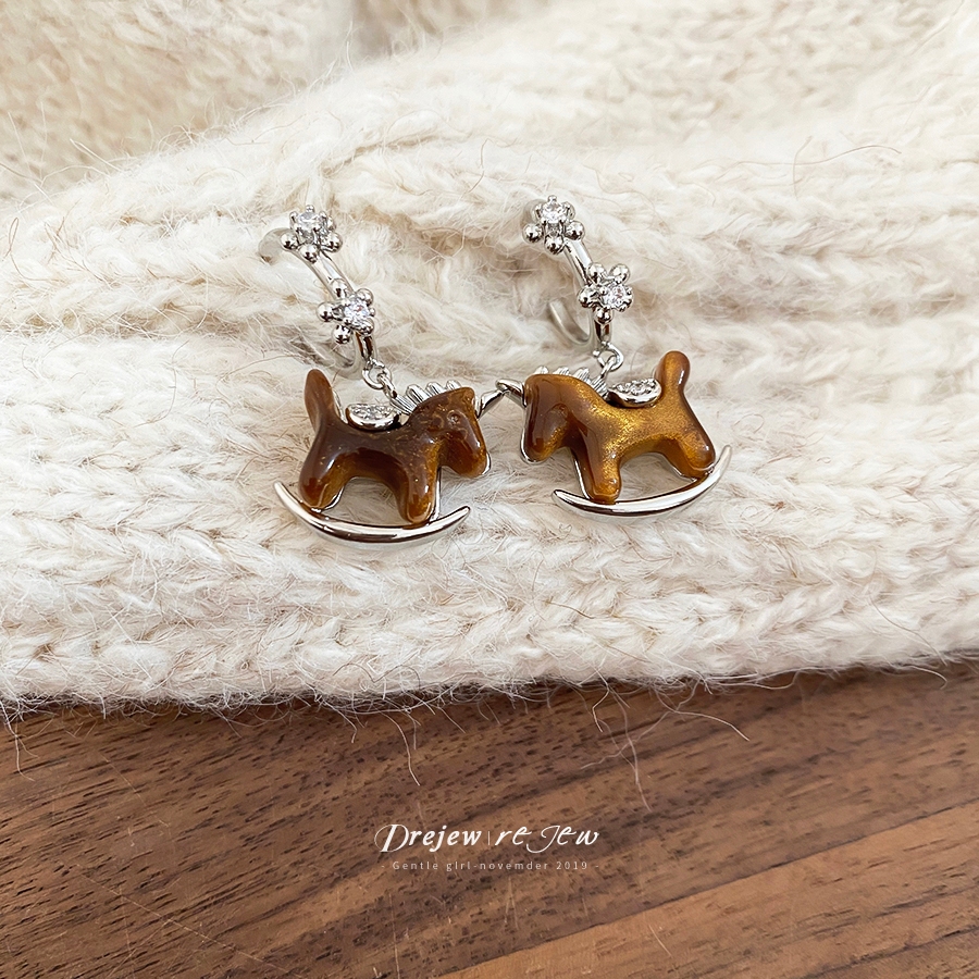 ต่างหูแบบม้าโพนี่ เข็มเงินลายเพทายน้ำ.RESIN ออกแบบสไตล์จดหมาย ย้อนยุค ต่างหูพรีเมียมสำหรับผู้หญิง — صورة 7