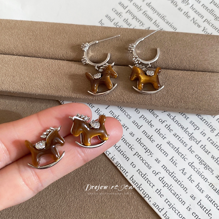 ต่างหูแบบม้าโพนี่ เข็มเงินลายเพทายน้ำ.RESIN ออกแบบสไตล์จดหมาย ย้อนยุค ต่างหูพรีเมียมสำหรับผู้หญิง