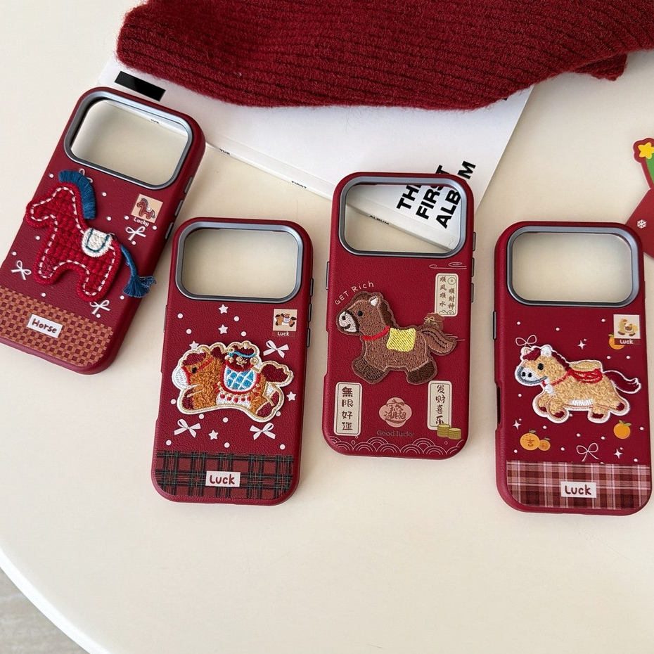 สไตล์จีนทําให้โชคลาภปักม้าปีใหม่สีแดงหนังPUเคสโทรศัพท์สําหรับiPhone 17Promax 12 13 14 15 16 Pro Max 17Proกันกระแทกผู้หญิงมือถือฝาครอบปลอก
