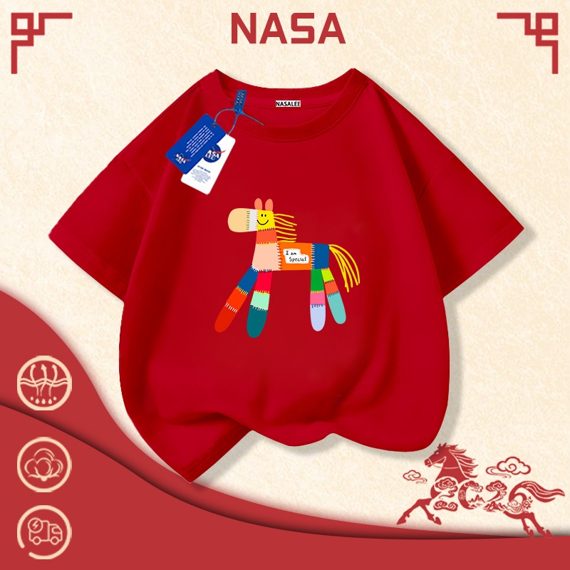 【รุ่นพิเศษปีม้า】เสื้อยืดเด็ก NASA สีแดง สวมสบาย ลวดลายม้าน่ารักหลากสีสัน สำหรับเด็กอายุ 3-16 ปี เสื้อแขนสั้นบรรยากาศปีใหม่ ของขวัญวันเด็ก