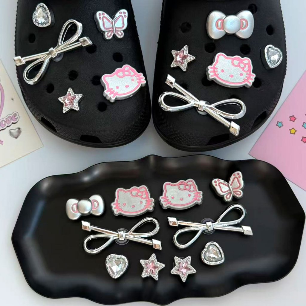 รองเท้า Charm Clog พร้อมปุ่มตกแต่ง DIY สีสันสดใสสำหรับแต่งแต้มลุคของคุณ