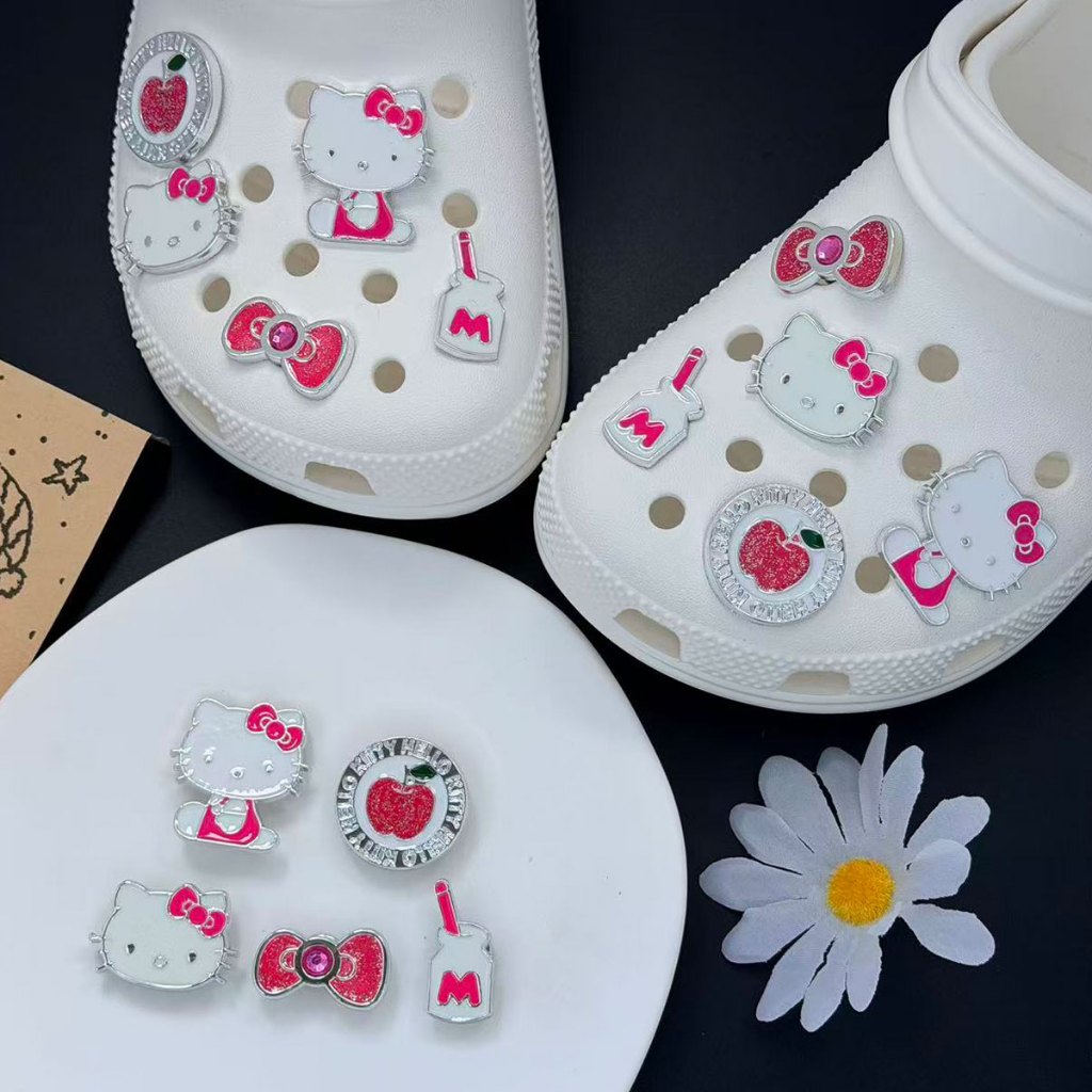 รองเท้า Charms Clog พร้อมปุ่มตกแต่งน่ารักสไตล์การ์ตูน สวมสนุกกับลายสีสันสดใส และอุปกรณ์เสริมสำหรับการทำเอง