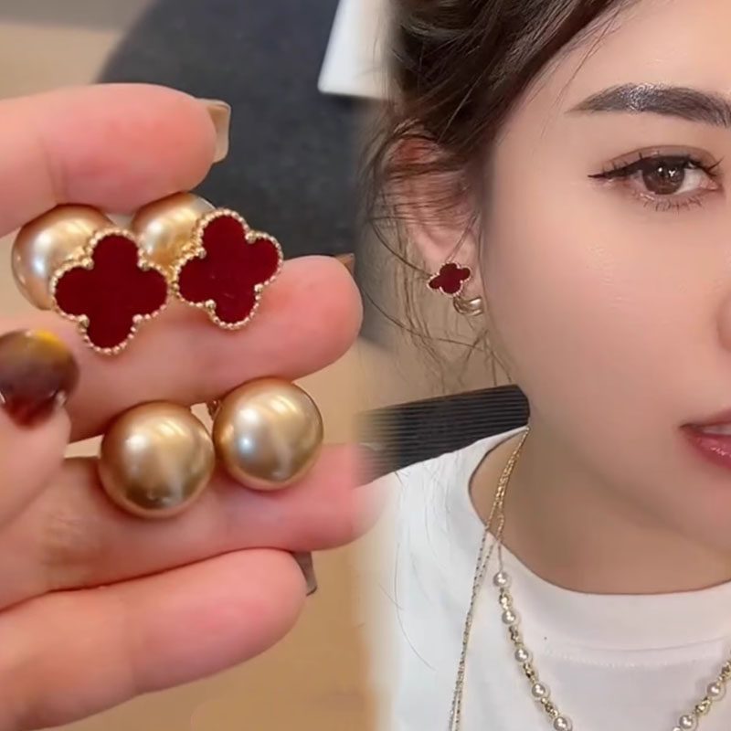 ต่างหูหนังนิ่มสีแดงลายโคลเวอร์สี่ใบ ดีไซน์ใหม่สำหรับฤดูใบไม้ร่วงและฤดูหนาว สวยงามและประณีต