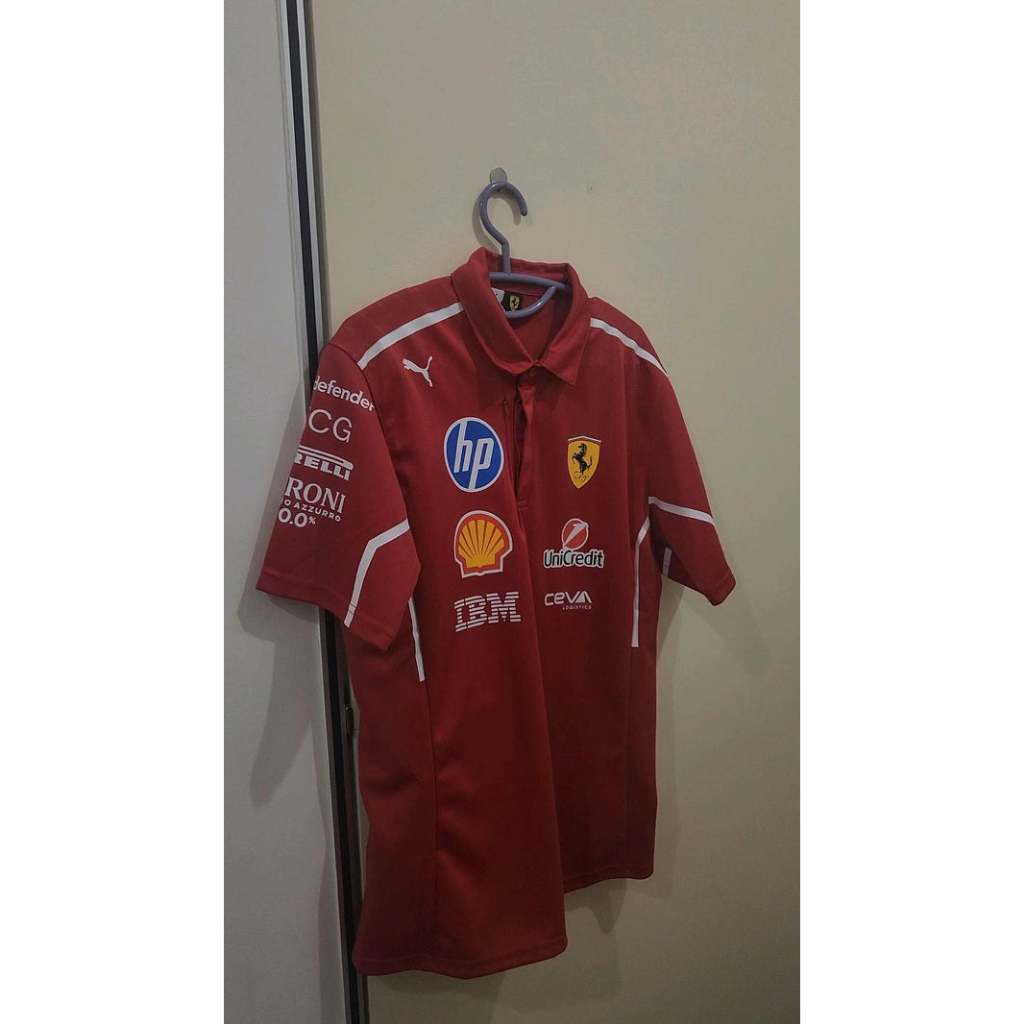 2025 โปโลทีม Scuderia Ferrari – TheF1ThriftStore