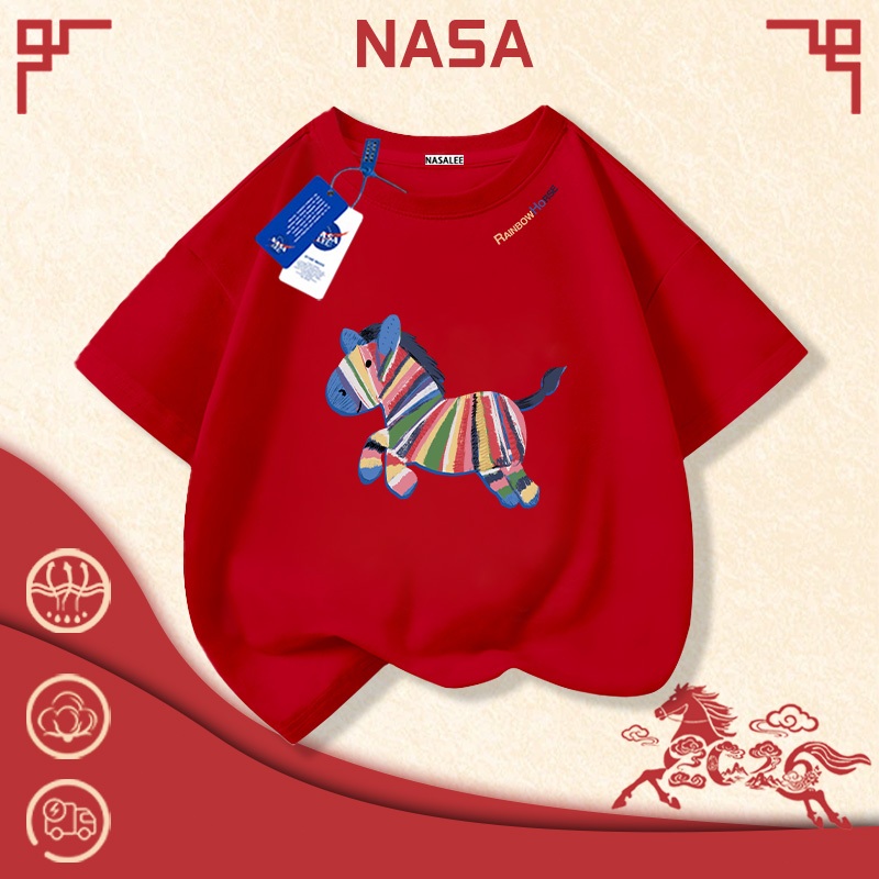 【เสื้อยืดเด็กปีม้าแบบจำกัด】เสื้อยืดผ้าฝ้ายสีแดง NASA ลายม้าสีรุ้งน่ารัก สำหรับเด็กชายหญิงอายุ 3-16 ขวบ เสื้อแขนสั้นสไตล์สบายๆ สำหรับปีใหม่