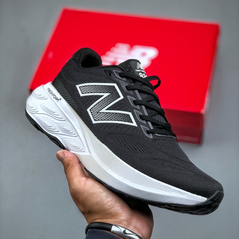 New Balance NB880 รองเท้ากีฬาสําหรับบุรุษและสตรีรองเท้าวิ่งสีดํา