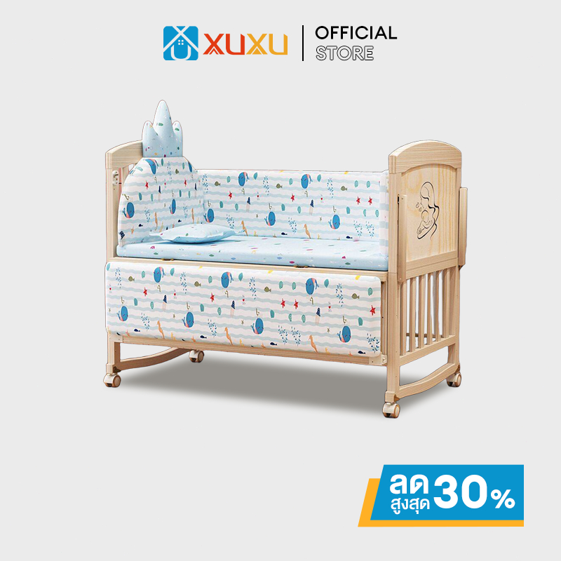 XUXU เตียงเด็ก เตียงนอนเด็กมัลติฟังก์ชั่ง เข็นได้/โยกได้  เตียงไม้สนพร้อมล้อ แถมชุดที่นอนห้าชิ้น+มุ้ง