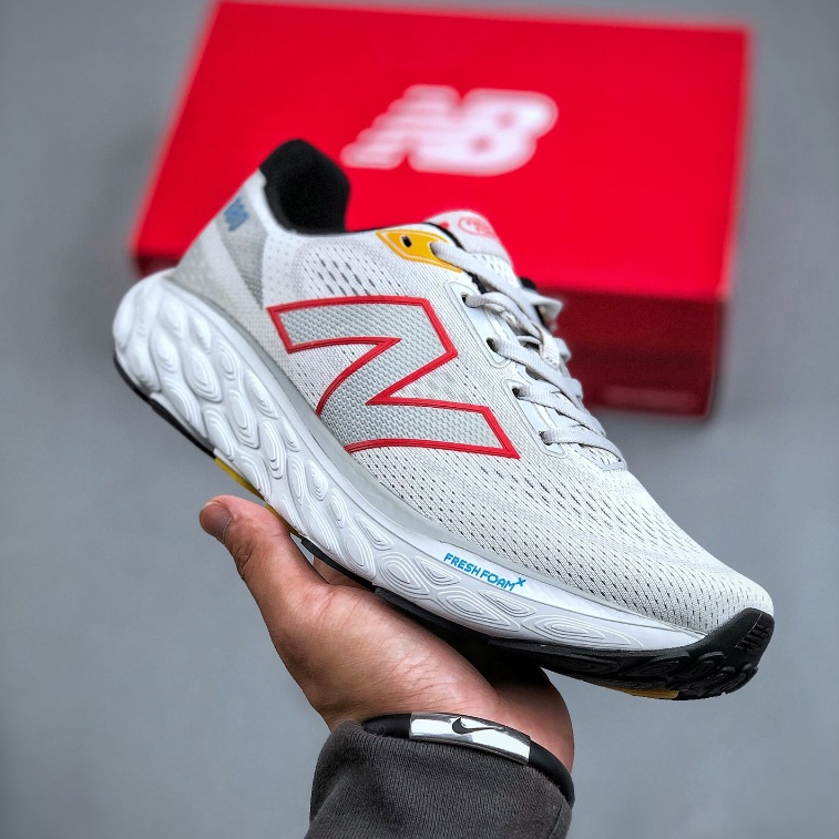 New Balance M880 รองเท้ากีฬาสําหรับบุรุษและสตรีรองเท้าวิ่งสีเทา